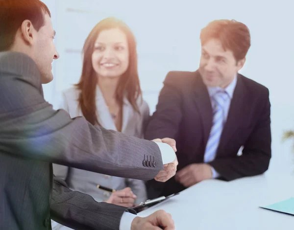 Handdruk zakenpartners op de werkplek — Stockfoto