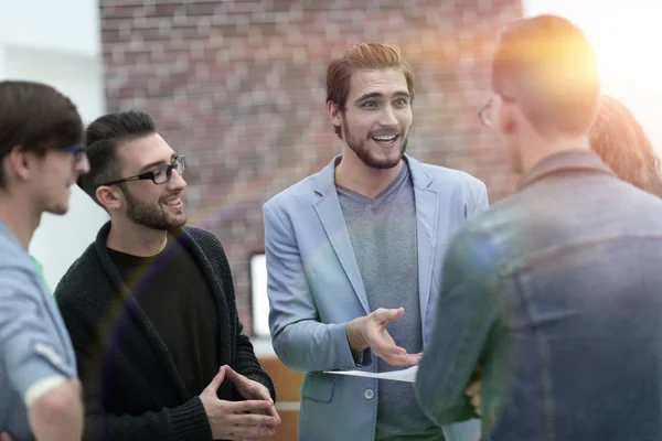 Grupp av affärsmän som diskuterar frågor — Stockfoto