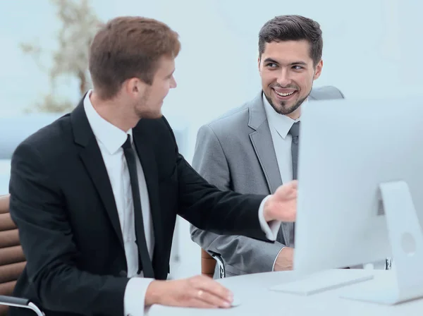 Empleados están hablando sentado detrás de un escritorio — Foto de Stock