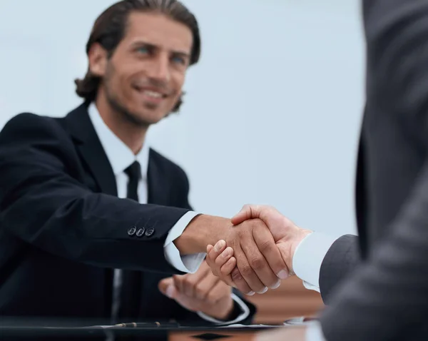 Handshake Manager e o cliente sentado no escritório — Fotografia de Stock