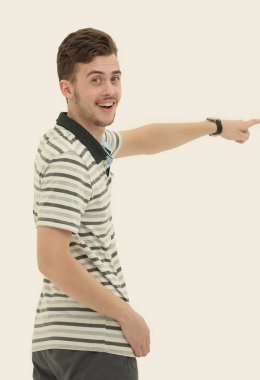 ileriye dönük ve kameraya bakarak yan view.modern genç adam.