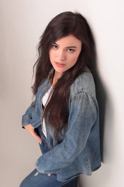 güzel genç bir öğrenci üzerinde beyaz izole