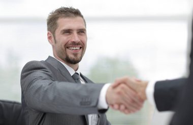 tatlı .handshake bir masa üzerine iş ortakları