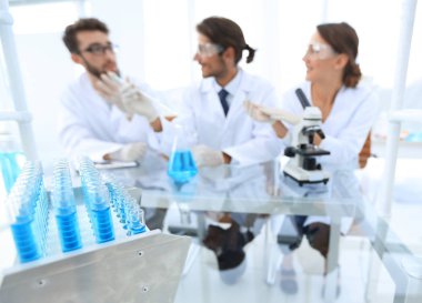 bilim adamları mavi sıvı bir balonun içinde eğitim arka plan görüntüsü