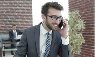 işadamı mali grafiklerle çalışma