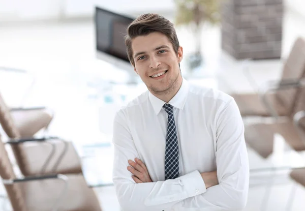 Zeker jonge zakenman op de achtergrond van office — Stockfoto