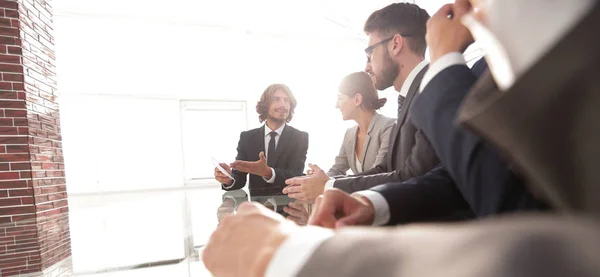 Geschäftsteam sitzt im Konferenzraum — Stockfoto