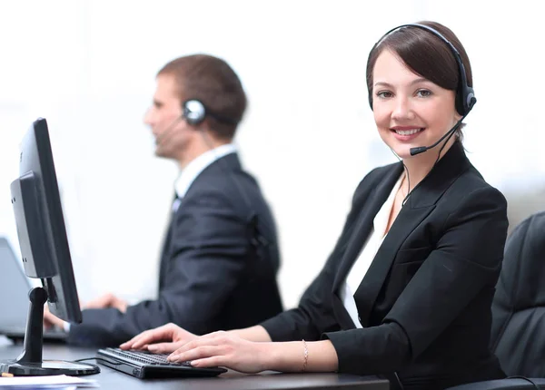 Agente de servicio al cliente femenino con auriculares trabajando en un centro de llamadas — Foto de Stock