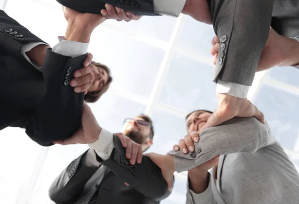 Obchodní tým se drží za ruce — Stock fotografie
