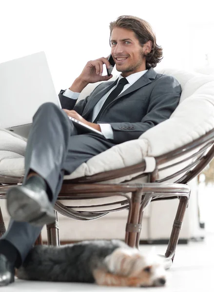 Homme d'affaires résoudre des problèmes d'affaires à la maison. image floue — Photo