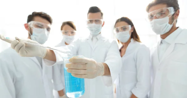 Close-up de um grupo de trabalhadores médicos que trabalham com líquidos — Fotografia de Stock