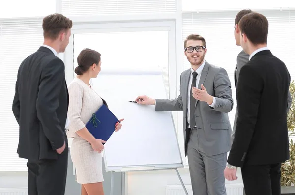 Grupo de funcionários para discutir ideias durante a apresentação do novo projeto — Fotografia de Stock