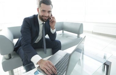 ön plan işadamı Smartphone'da konuşuyor