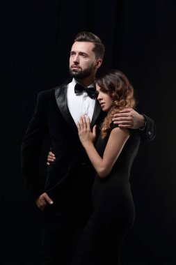 Siyah arka planda moda çifti portresi