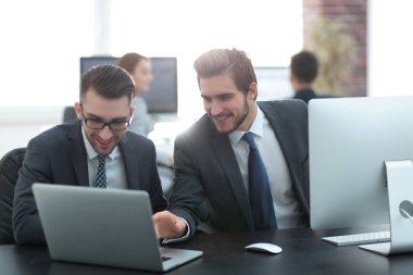 Teklifini iş ortağına açıklayan işadamı