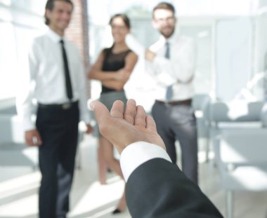 portre. bir el sıkışma için el uzatarak işadamı.