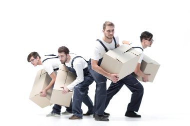 Nakliyeciler işlerini yapmak için acele ederler..