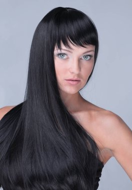 Güzel bir kadın yüzü temiz ten - gri izole ile