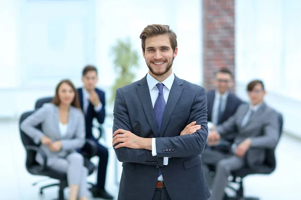 Framgångsrik affärsman på kontoret leder en grupp — Stockfoto