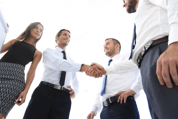 Colegas de negocios apretón de manos después de discutir la nueva presentación . — Foto de Stock