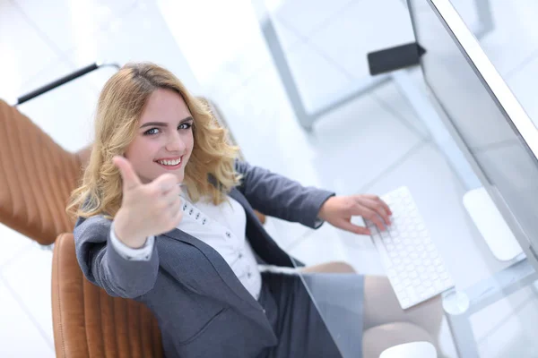 Zakenvrouw duim opdagen, — Stockfoto