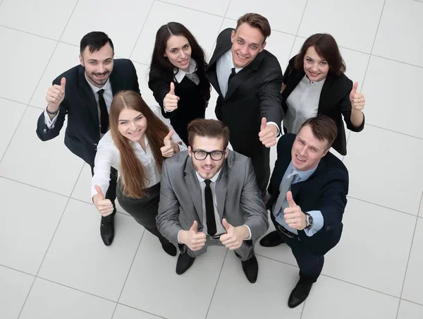 Grupo de empleados exitosos mostrando pulgares hacia arriba — Foto de Stock