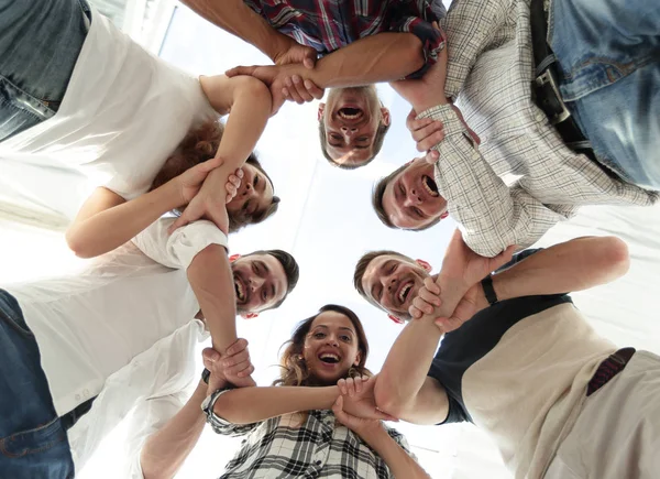 Feliz grupo de empresarios apilando sus manos en cooperación — Foto de Stock