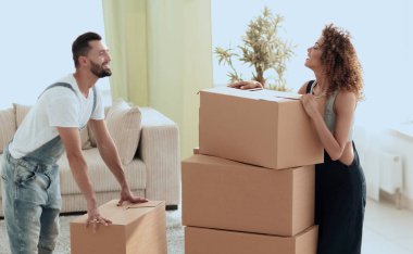 Mutlu ve genç çift kutu