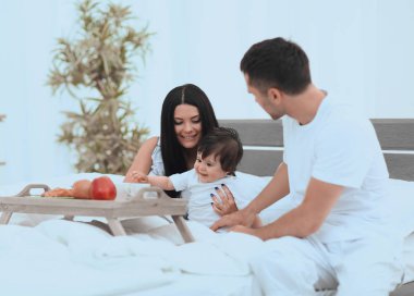 Yatak odasında yatakta kahvaltı alarak aile