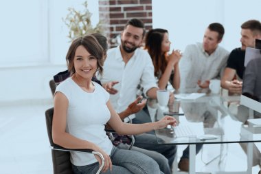Grup genç çalışanların fikirleri tartışmak