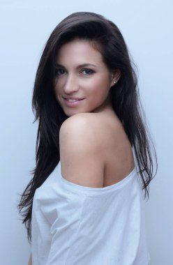 şık bir genç kadının portresi.