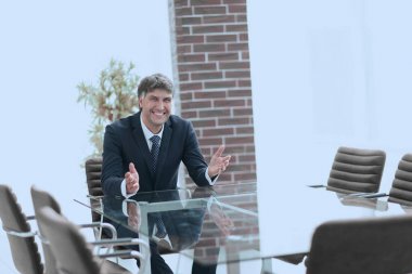 Boş bir masada oturan başarılı bir iş adamı.