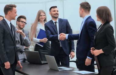 iki iş takım temsilcileri birbirlerine selamlıyorum