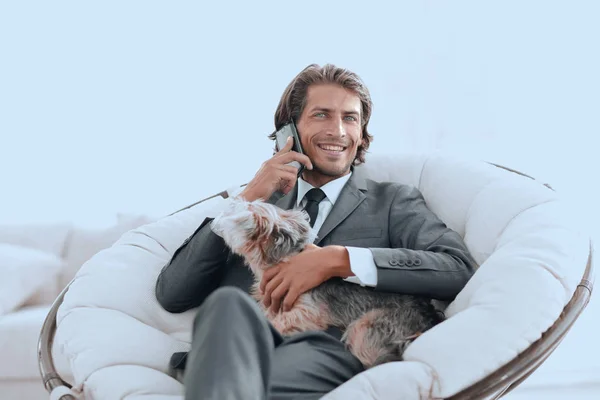商人谈电话，抱着他的宠物 — 图库照片