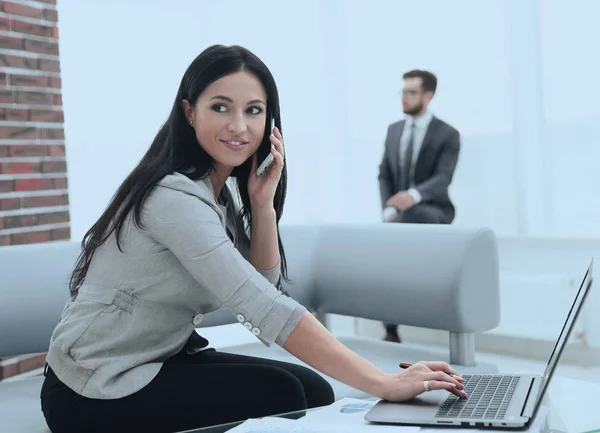 Assistentin an ihrem Arbeitsplatz. — Stockfoto