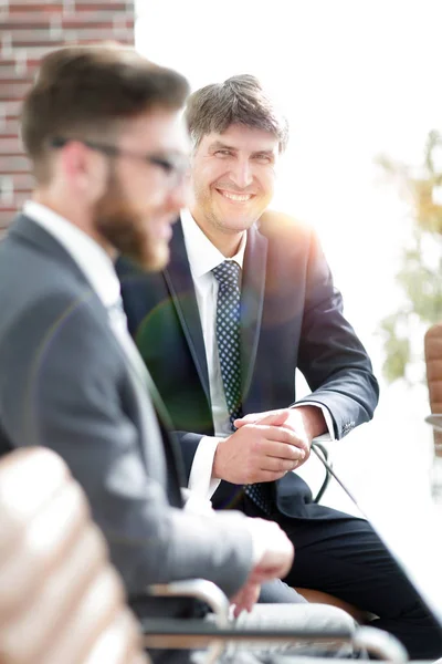 Nahaufnahme eines leitenden Managers im Gespräch mit einem Kollegen. — Stockfoto