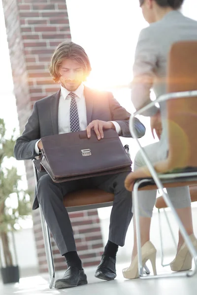 Ein entspanntes Gespräch zwischen einem Mann und einer Frau im Büro — Stockfoto