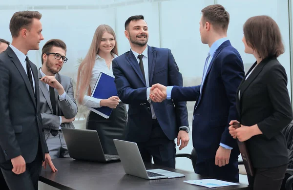 Representantes de los dos equipos empresariales se saludan — Foto de Stock