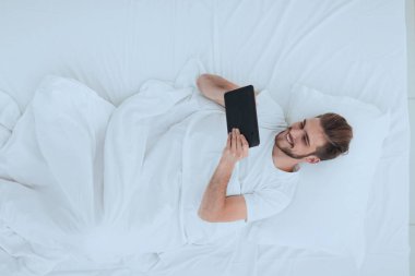 yakışıklı adam dijital bir tablete yazma
