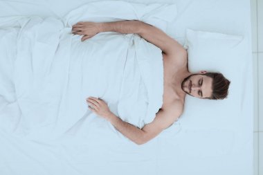 Genç gevşeme yatak üstten görünüm üzerinde adam