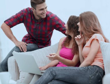 söz, kanepede oturan öğrencilerin grup.