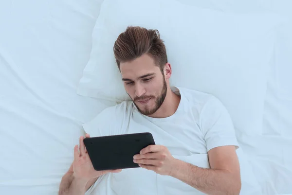 Horní view.young muž psaní na digitálním tabletu — Stock fotografie