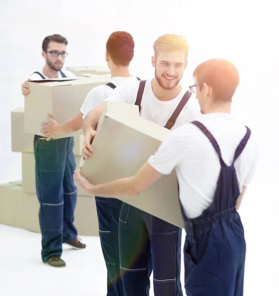 Foto zaměstnanci předat navzájem krabic při stěhování bytů. — Stock fotografie