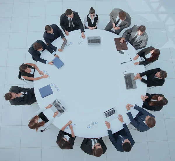 Pohled shora. Schůzka akcionářů společnosti u kulatého stolu. — Stock fotografie