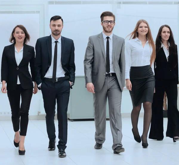 Vista dal basso. team di lavoro a piedi in avanti — Foto Stock