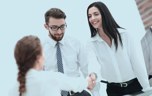 Junge Geschäftsfrau schüttelt einer Kollegin die Hand — Stockfoto