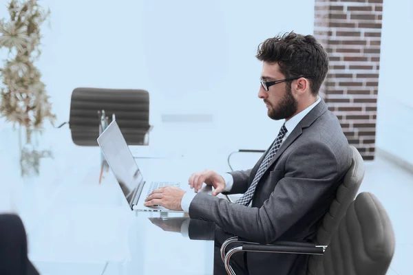 Geschäftsmann arbeitet im hellen Büro, sitzt am Schreibtisch — Stockfoto