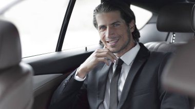 arabada oturan başarılı adam