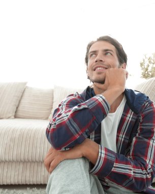 yeni bir daire içinde halı üzerinde mutlu bir adam Close-Up.