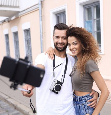 Mutlu seyahat çift selfie, romantik ruh hali yapma.